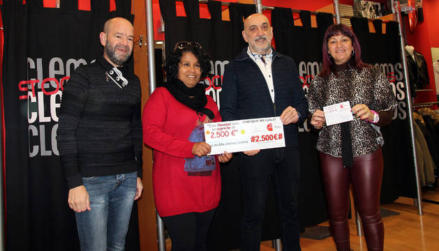 ENTREGA DEL PREMIO De izda. a dcha., Luis Miguel Ruiz, la ganadora Luz del Alba Jiménez, Jesús Clemos y Anabel García.