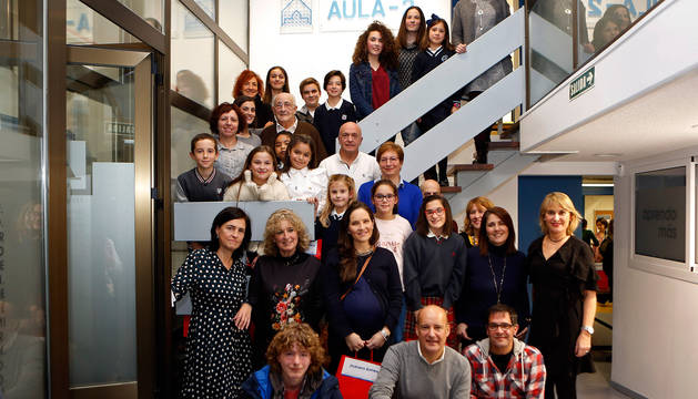 Foto de familia de estudiantes premiados, docentes, integrantes del jurado y representantes de Aula 2 y Diario Escolar.