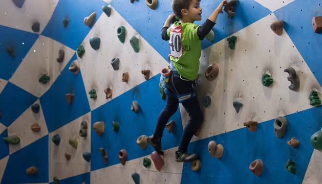 Uno de los jóvenes escaladores participantes en el Encuentro Interescolar, en una de las zonas de escalada en bloque o búlder (sin cuerda) con las que cuenta el centro Rocópolis.