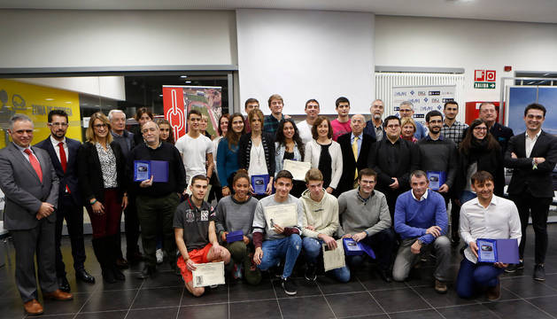 Foto 'de familia' con buena parte de los galardonados, patrocinadores y autoridades presentes ayer en la II Gala del Atletismo Navarro.
