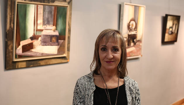Pili Rípodas, ante algunos de los cuadros que componen la exposición Abandonos y Tiempos en la galería pamplonesa.