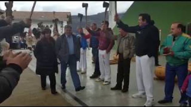 Homenaje al aizkolari Miguel Mindeguía en Ezkurra