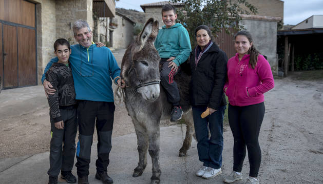 Desde la izquierda, Juan Hernández; su padre Santi Izuriaga, la burra 'Canela'; montado en ella, Mikel Labiano Liberal, sobrino; Mariví Labiano Álvarez, la mujer de Santi; y Patricia Labiano Liberal, sobrina, en Orísoain.