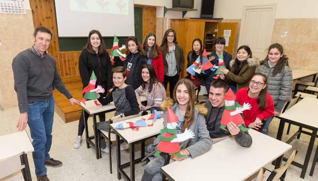 Foto de los alumnos voluntarios del Colegio Jesuitas de Tudela, junto al profesor Emilio Pérez Blanco, con los muñequitos instalados en el Hospital Reina Sofía de Tudela.