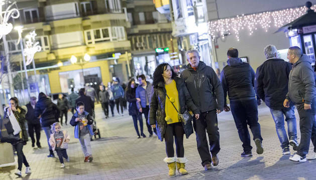 Numerosas personas caminaban el martes por la calle Gaztambide - Carrera de Tudela.