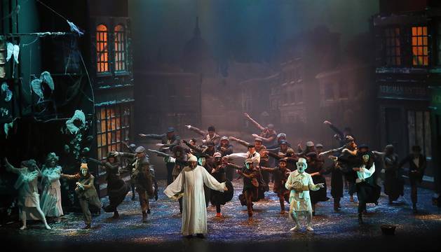 Alfonso García-Noáin (Scrooge, en el centro de la imagen), junto con sus tres fantasmas (Enrique Sánchez Ramos, Marta Infante y Carlos Crooke) y el resto de la compañía, interpretando un número de baile de Cuento de Navidad. Esta ópera del pamplonés Íñigo Casalí se representa desde el miércoles y hasta hoy en el Teatro Arriaga de Bilbao.