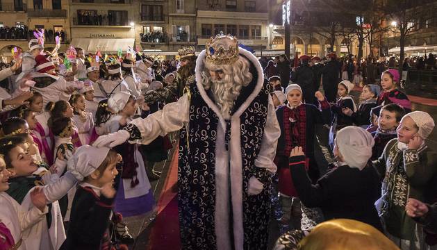 Melchor posa su mano sobre la cabeza de una de las niñas que bailaron en la entrada de los Reyes Magos en la plaza de los Fueros de Estella.