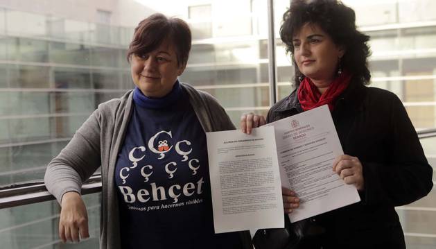 Carmen García Romero (izda) y Raquel Leoz Urrutia, dos de las afectadas por la enfermedad de Behçet en Navarra, ayer por la mañana en el Parlamento foral.