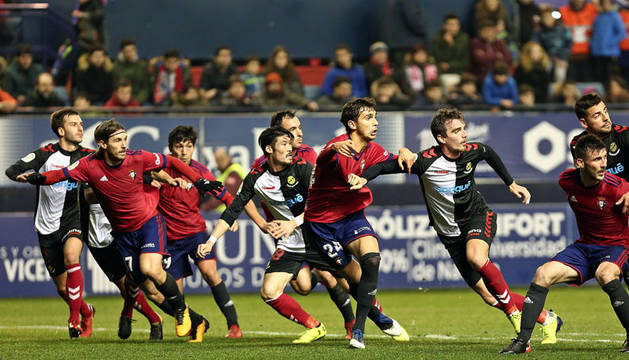 Xisco, Lasso, Unai, Torró y Oier se suman al remate en una de las acciones finales del partido. Osasuna fue con todo y no logró marcar.