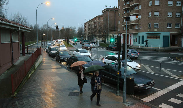 Decenas de vehículos se concentran a diario, especialmente a horas punta, en la calle Río Arga de Pamplona.