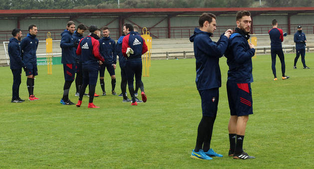 En la imagen, David Rodríguez coloca el GPS a Roberto Torres antes del inicio del entrenamiento de este viernes en las instalaciones de Tajonar.