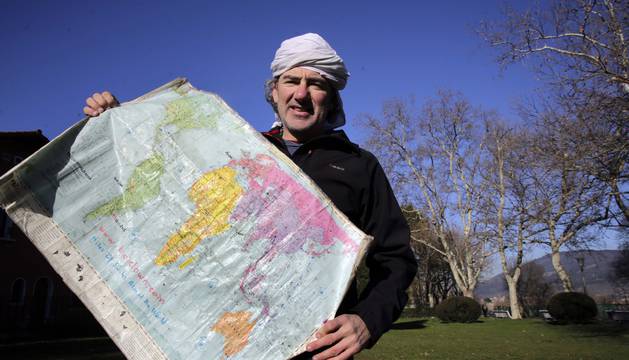 Alvaro Neil ha pedaleado unos 178.000 kilómetros de 117 países. Ayer, en la Media Luna de Pamplona.