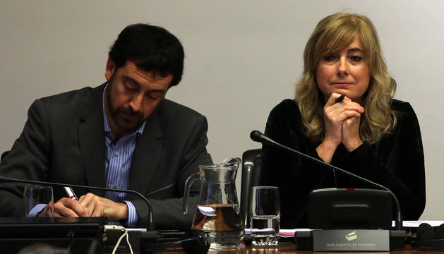 El responsable de Paz y Convivencia, Álvaro Baraibar, y la consejera Ana Ollo, en una comparecencia.