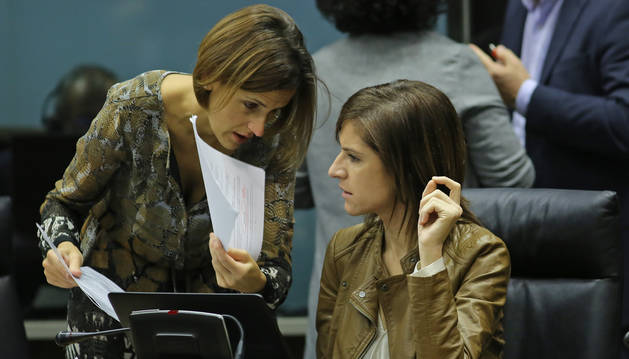 María Chivite y Nuria Medina, del PSN, en un pleno del Parlamento de Navarra.
