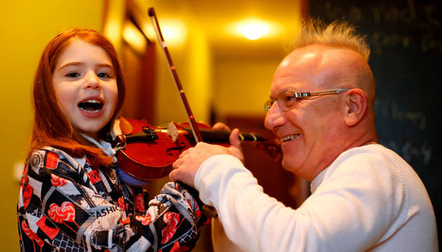Imagen de Marta Santafé, de 6 años y vecina de Sarriguren, en clase de violín con Santy March, el 18 de enero. El violinista enseña a tocar el instrumento, en su casa de la Rochapea, a niños con daño cerebral adquirido.