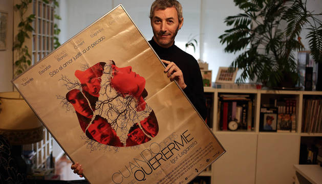 El director Igor Legarreta sostiene el cartel de Cuando dejes de quererme, ayer, en su casa de Pamplona