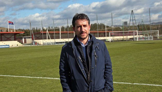 Ángel Alcalde (Lodosa, 1979), en uno de los campos de hierba de Tajonar, ayer al mediodía.