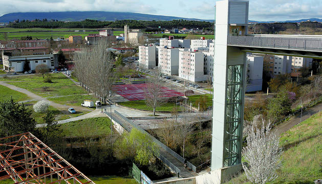 Foto de Echavacoiz sur con los cambios de los últimos años: las fachadas del grupo Urdánoz rehabilitadas y el ascensor.