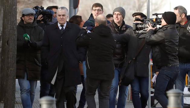 El extesorero del PP Luis Bárcenas (2i), a su llegada hoy a la Audiencia Nacional donde se retoma hoy el juicio contra la rama valenciana de la red Gürtel con la declaración de testigos, entre los que podrían comparecer Bárcenas, el exgerente Cristóbal Páez y el exvicepresidente de la Diputación de Valencia Juan José Medina.