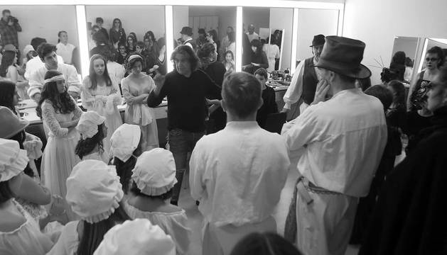 Los últimos consejos. El director de escena, el periodista Pablo Ramos Requetibate, reúne a todos los integrantes de la compañía (cantantes, músicos, figurantes...) para darles las últimas instrucciones antes de subir al escenario. “Si lo hacéis como en los ensayos, no habrá ningún problema”, les anima.