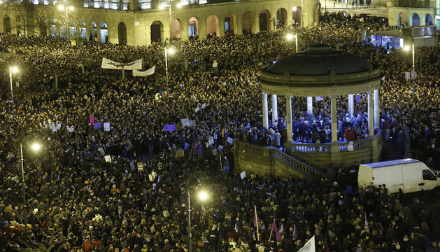 Miles de mujeres se han concentrado este jueves por la noche en la Plaza del Castillo de Pamplona para poner fin a la jornada de huelga feminista.