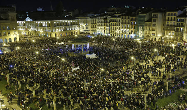 Miles de mujeres se han concentrado este jueves por la noche en la Plaza del Castillo de Pamplona para poner fin a la jornada de huelga feminista.