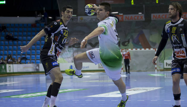 El navarro Antonio Bazán realiza un lanzamiento entre dos rivales del Puente Genil