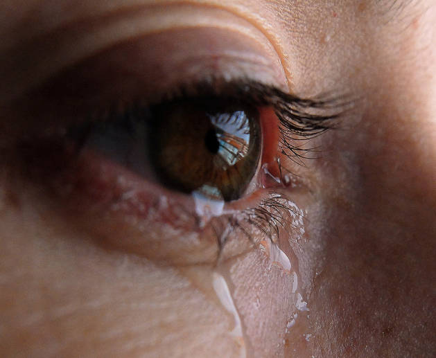 Imagen de una mujer llorando.