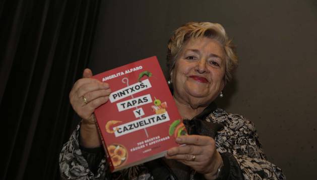 Angelita Alfaro presentó y firmó este jueves en El Corte Inglés su libro número veintidós.