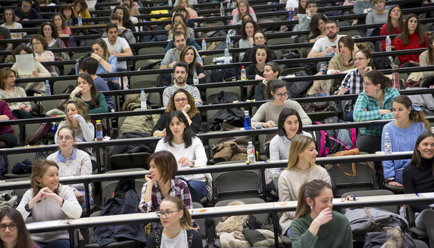 Aspirantes a la oposición de Enfermería el pasado sábado, en las aulas de la Universidad Pública de Navarra.
