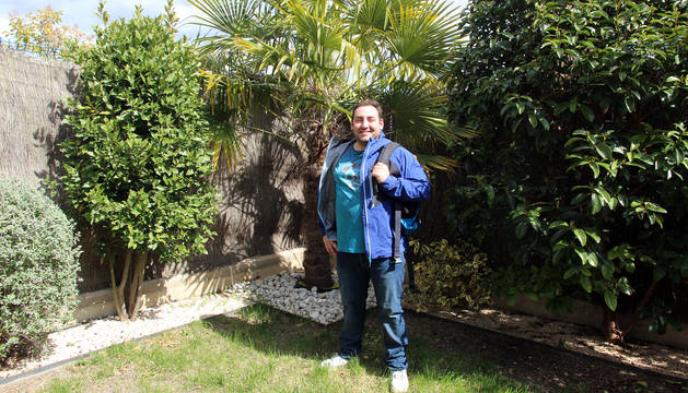 José Antonio Ullate, “Tután, posa en el jardín de su casa de Murchante vestido de azul, con la equipación con la que formó parte del equipo Samulu en El Conquis.