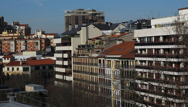 Edificios de viviendas en el Paseo Sarasate de Pamplona, con el Edificio Singular al fondo.
