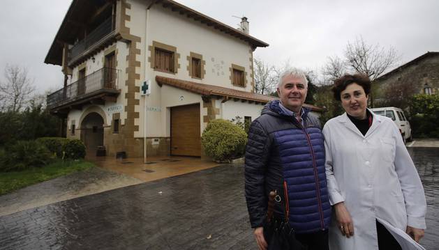 Cristina Ciordia Borunda, y su marido, José Mari Durán Urdániz, frente a su casa en Marcaláin. En el bajo está la farmacia.