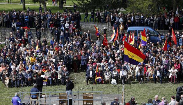 Imágenes del acto celebrado en la Vuelta del Castillo de Pamplona con motivo de la conmemoración de la instauración de la II República.