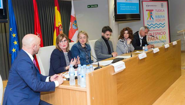Alrededor de 200 personas asistieron a la primera edición del Tudela Ribera Forum, una iniciativa organizada por Diario de Navarra y Navarra Capital, con el patrocinio de Laboral Kutxa, Gobierno de Navarra y Ayuntamiento de Tudela, que tuvo como objetivo debatir e intercambiar opiniones para buscar el desarrollo de la comarca.