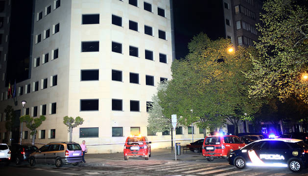 Imagen de bomberos y agentes de Policia Nacional desplazados hasta el lugar del siniestro.