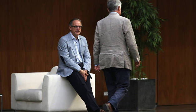 Adolfo Araiz (EH Bildu) mira pasar a Koldo Martínez (Geroa Bai) en el atrio del Parlamento foral.