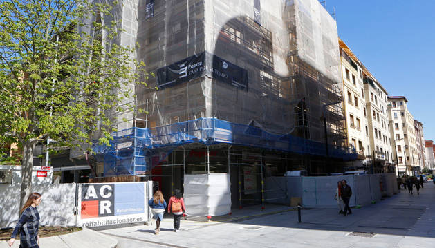 Vista principal del andamio y las obras de rehabilitación llevadas a cabo entre la avenida Carlos III y la calle Tafalla en Pamplona.