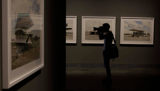 La serie de Bergera crea un puente con el trabajo que hace cincuenta años realizó el artista Ed Ruscha, “máximo punto de ignición de la cultura pop”.