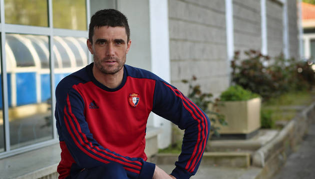 Sergio Amatriain sentado en las escaleras de acceso a las instalaciones de Tajonar ayer tras el entrenamiento de Osasuna Promesas.
