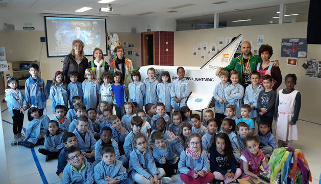Foto de varios de los alumnos y profesores que han desarrollado el proyecto, junto a la maqueta del transbordador espacial hecha con cartón.