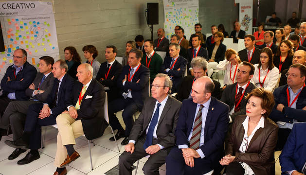 Comienzo del encuentro Industria DN 2018, con Virgilio Sagüés, presidente del Consejo de Administración del Grupo La Información, el vicepresidente del Gobierno Manu Ayerdi y la directora de Diario de Navarra, Inés Artajo, a la derecha.