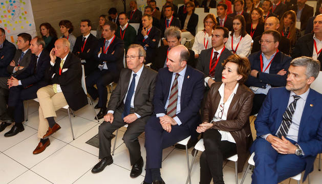 Comienzo del encuentro Industria DN 2018, con Alfonso Carlosena, rector de la UPNA, la directora de Diario de Navarra, Inés Artajo, el vicepresidente del Gobierno Manu Ayerdi y Virgilio Sagüés, presidente del Consejo de Administración del Grupo La Información.