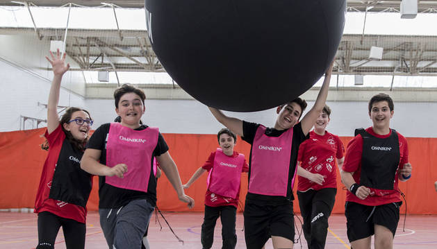 Niños de la escuela Ermitagaña persiguen un balón durante su entrenamiento del pasado miércoles.