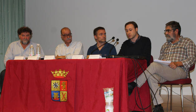 Desde la izda, Juan Carlos Sancha, Fernando Chivite, Iñaki Mendioroz, Jorge Gutiérrez, y Emilio Barco en la jornada que tuvo lugar el miércoles por la tarde en el ayuntamiento de Viana.