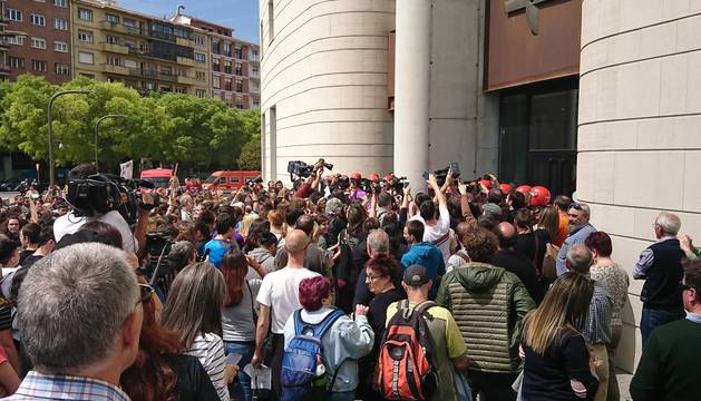 Concentración de este viernes ante el Palacio de Justicia de Pamplona.