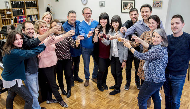 De izquierda a derecha: Ana Olaso, David Gálvez (director), Celia Poza, Cristina Zoco (detrás), Mariasun Montoya, Diego Martín, Antonio Ustés, Marta Huarte, Lorena Baines, Juan Izaguirre, Juan Antonio Hoyos, Zuberoa Aznárez, Raquel Álvarez y Rubén Lardiés.
