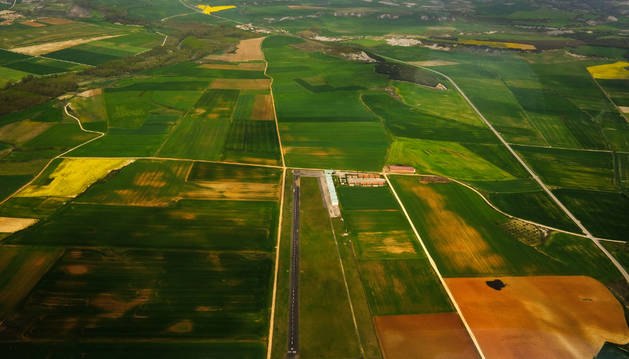 Pista de aterrizaje del aeródromo de Lumbier, en mitad de una alfombra verde de campos de cereal.