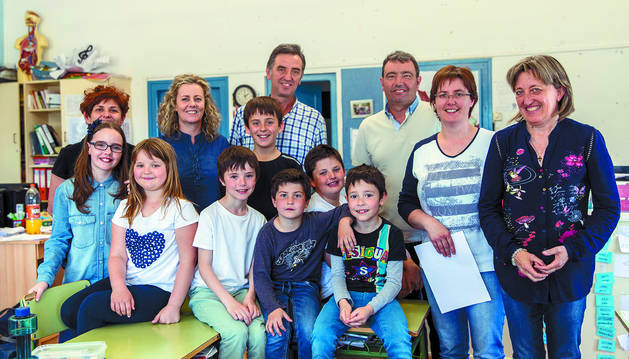 Foto de Leire Urricelqui Sádaba (10 años, 5º de Primaria); Ana Zebaleta Reta, profesora de Religión; Leyre Alústiza Azcárate (8 años, 3º de Primaria); Eva Sádaba, madre; Alejandro Urricelqui Sádaba (8 años, 3º de Primaria), Gonzalo Lecumberi del Castillo (11 años, 5º de Primaria), Jesús Lecumberri, padre y alcalde; Arkaitz Urdánoz Moriones (5 años, 3º de Infantil), Javier Alústiza Azcárate (9 años, 4º de Primaria); Aritz Baztan Moriones (8 años, 3º de Primaria); Luis Carlos Urricelqui, padre y concejal; Elena Azcárate, madre, y María Luisa Eguaras Huici, la maestra.