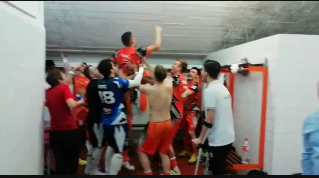 Celebración de jugadores y técnicos del Aspil-Vidal en el vestuario